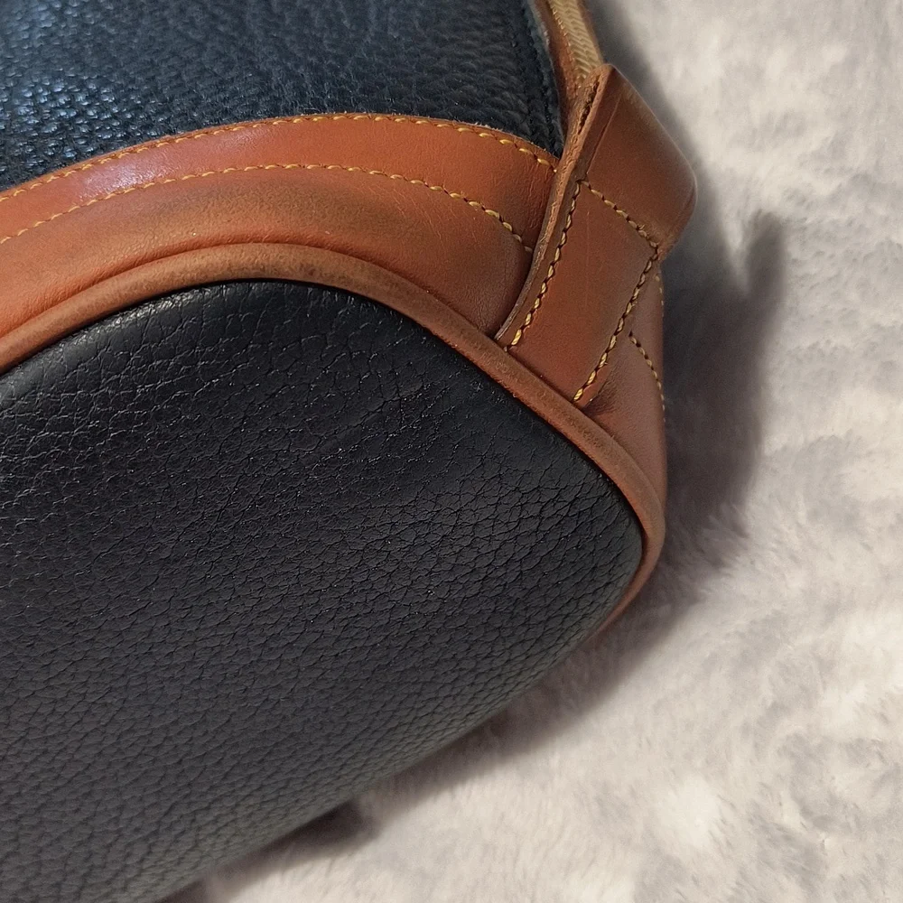 Dooney & Bourke Vintage Pebbled Leather dual zip adjustable strap sachel, EUC